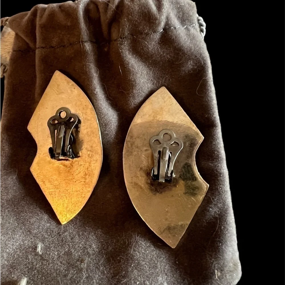 Silver ridged clip-on earrings, half circles, elegant. - Picture 2 of 4